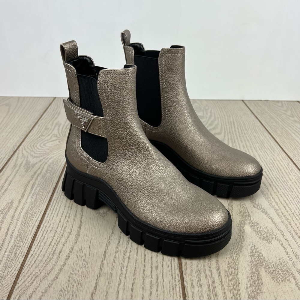 GUESS Women's Hensly Lug Sole Side Gore Chelsea Booties 7M Pewter $99